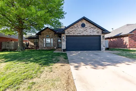 520 Fire Light Dr, Moore, OK 73160