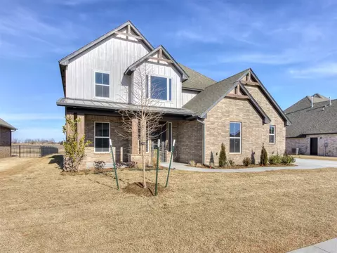 Exterior - 1929 Lago Dr, Moore, OK 73160 photo 2 of 7