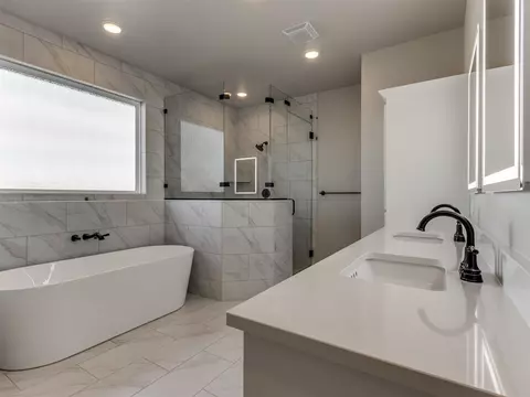 Bath - 1929 Lago Dr, Moore, OK 73160 photo 1 of 5