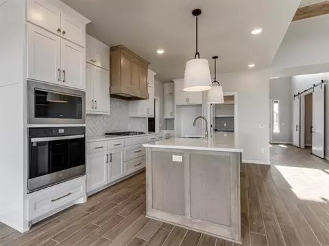 Kitchen - 1929 Lago Dr, Moore, OK 73160 photo 3 of 5