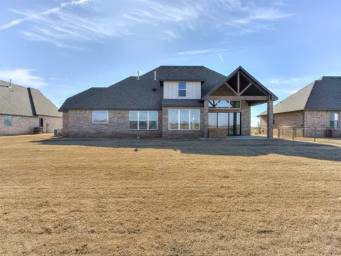Exterior - 1929 Lago Dr, Moore, OK 73160 photo 7 of 7