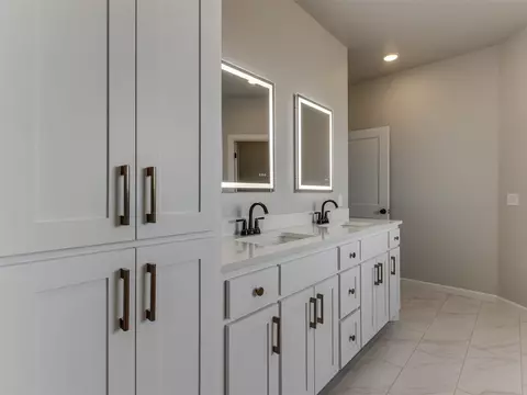 Bath - 1929 Lago Dr, Moore, OK 73160 photo 2 of 5