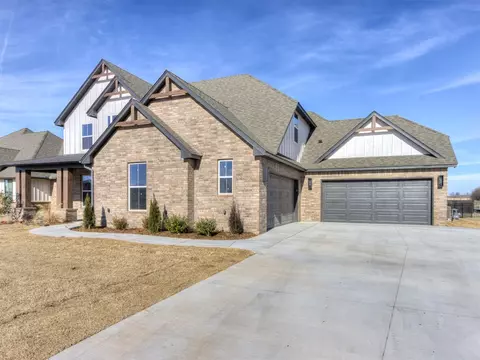 Exterior - 1929 Lago Dr, Moore, OK 73160 photo 3 of 7