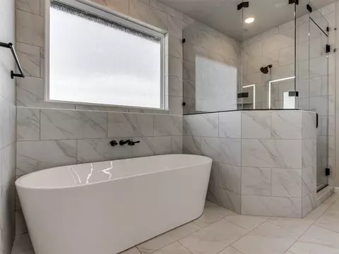 Bath - 1929 Lago Dr, Moore, OK 73160 photo 3 of 5