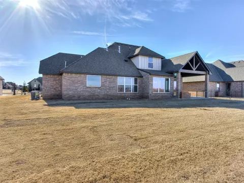 Exterior - 1929 Lago Dr, Moore, OK 73160 photo 6 of 7