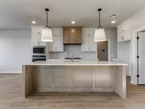 Kitchen - 1929 Lago Dr, Moore, OK 73160 photo 2 of 5
