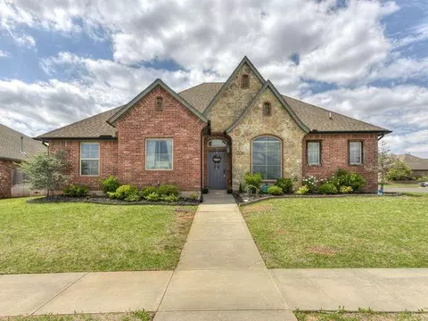 909 Lindsey Ln, Moore, OK 73160