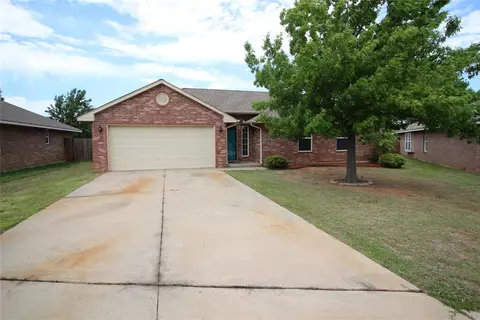 4401 Apple Blossom Cir, Moore, OK 73160