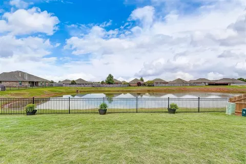 1024 NE 33rd Ter, Moore, OK 73160