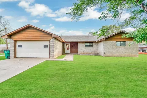 223 E Pierce St, Mangum, OK 73554