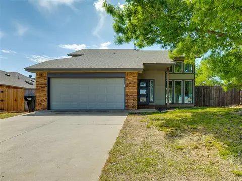 604 Fire Light Dr, Moore, OK 73160