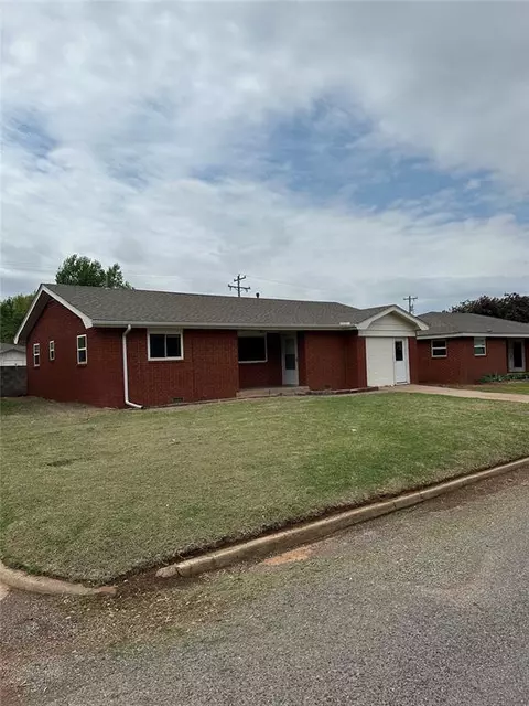 313 Gift Cir, Seiling, OK 73663 photo 2