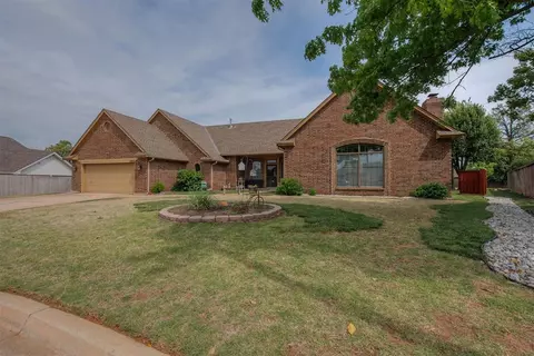 5905 N Waterwood Ct, Warr Acres, OK 73132