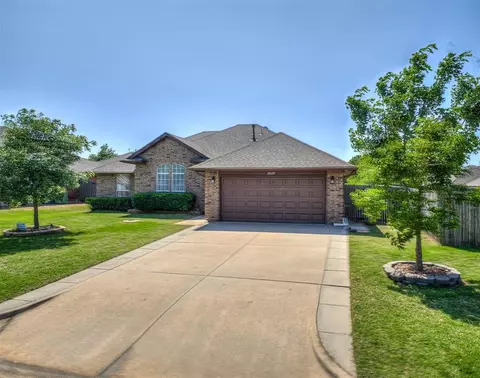 2027 Huntington Dr, Midwest City, OK 73130