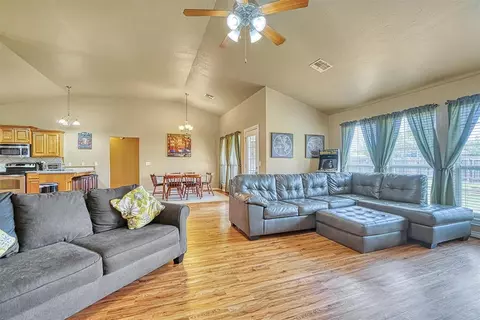 1805 Hunter Pointe Cir, Altus, OK 73521 photo 9