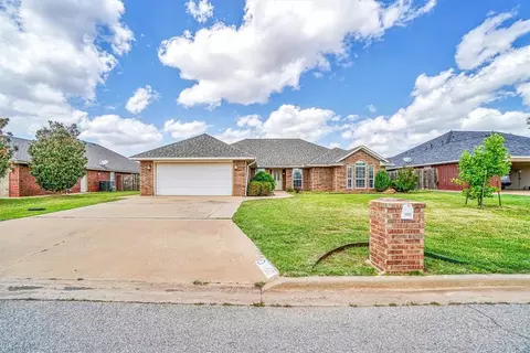 1805 Hunter Pointe Cir, Altus, OK 73521