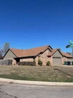 7203 Kings Manor Ct, Oklahoma City, OK 73132