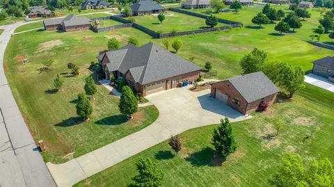 8266 E Lakeshore Dr, Blanchard, OK 73010