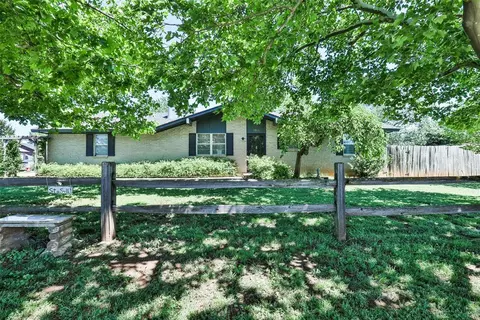 2012 N Santa Fe Ave, Moore, OK 73160