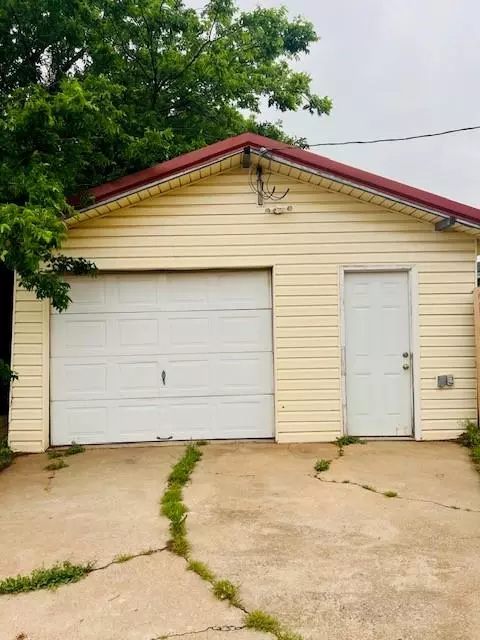 227 E 3rd St, Carnegie, OK 73015 photo 5