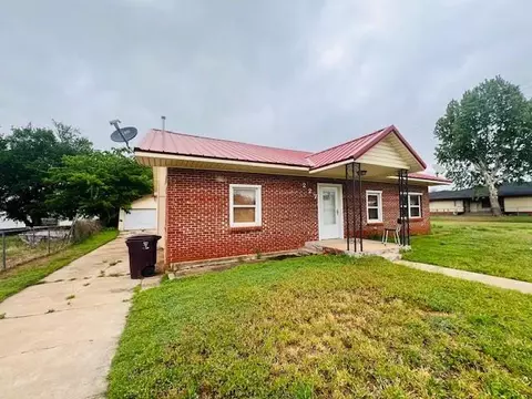 227 E 3rd St, Carnegie, OK 73015 photo 2