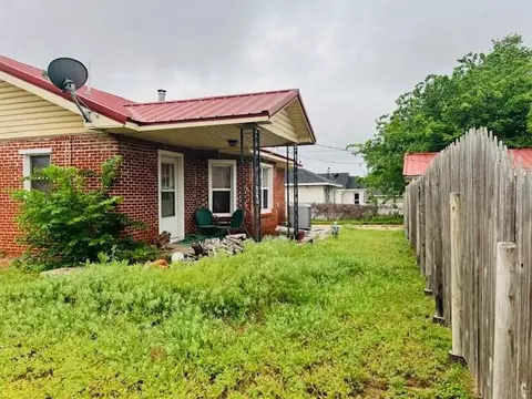 227 E 3rd St, Carnegie, OK 73015 photo 4