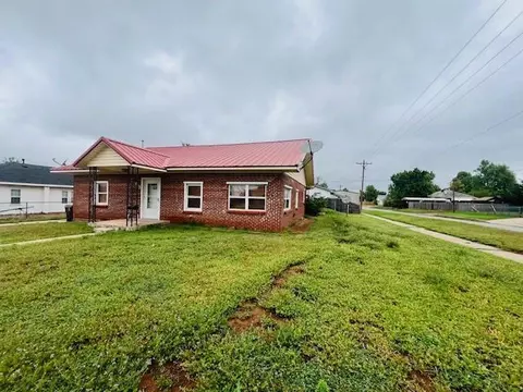 227 E 3rd St, Carnegie, OK 73015 photo 3