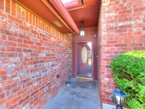 613 Fire Light Dr, Moore, OK 73160 photo 2