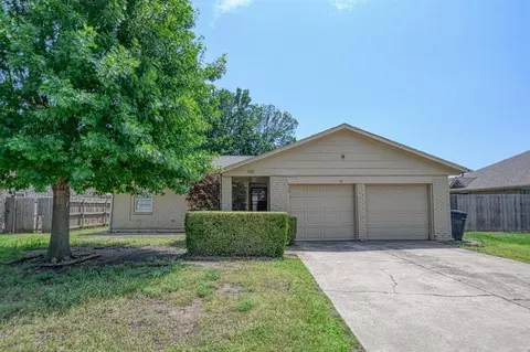 828 SE 8th St, Moore, OK 73160