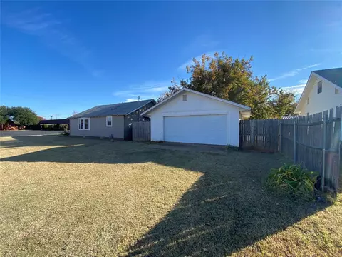 920 E A St, Altus, OK 73521 photo 3