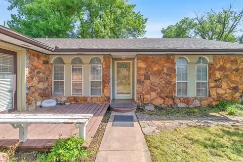 605 SW 26th St, Moore, OK 73160