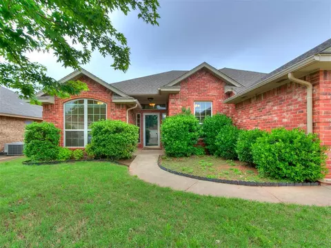 9101 Crooked Creek Ln, Moore, OK 73160