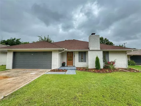 3105 Lakeside Dr, The Village, OK 73120