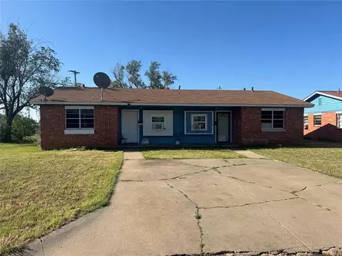 1044 E Chestnut St, Altus, OK 73521 photo 3