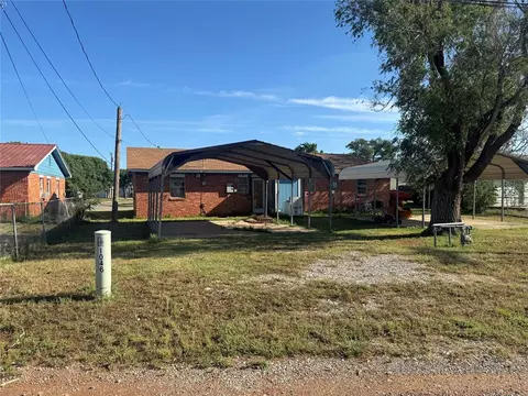 1044 E Chestnut St, Altus, OK 73521 photo 2