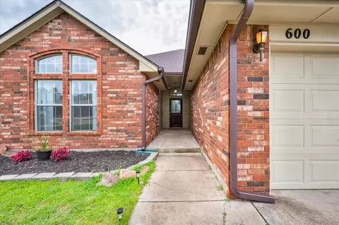 600 E Katelyn Ln, Mustang, OK 73064