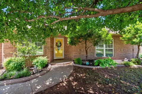 11025 SW 7th Cir, Yukon, OK 73099