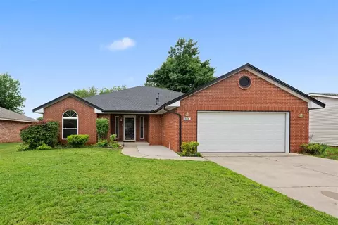 806 Meadowlake Dr, Noble, OK 73068
