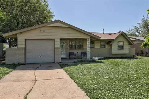 1108 N Norman Ave, Moore, OK 73160