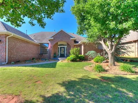 916 Hunters Pointe Rd, Edmond, OK 73003