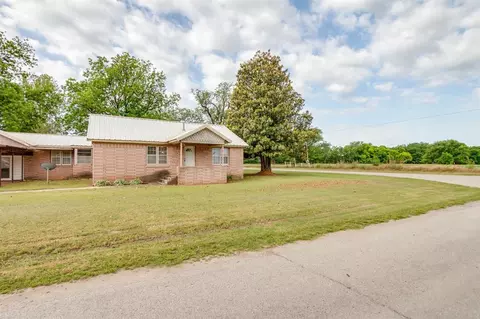 915 1st St, Maysville, OK 73057