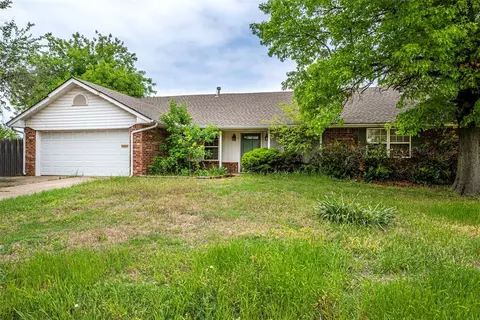 213 Sherwood Ct, Moore, OK 73160