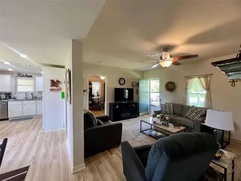 526 E 4th St, Stroud, OK 74079 photo 7