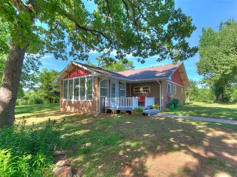 9825 Meadows Ln, Guthrie, OK 73044