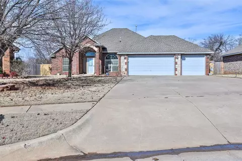 1305 NW 19th St, Moore, OK 73170