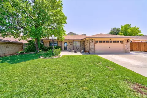 6910 NW Sprucewood Dr, Lawton, OK 73505