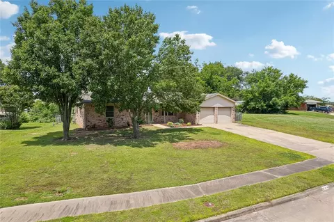 8 Navajo Cir, Shawnee, OK 74801