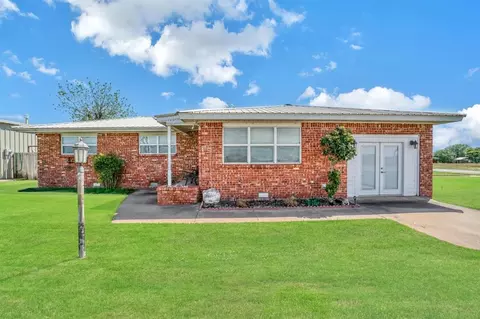 423 NW 4th St, Tipton, OK 73570