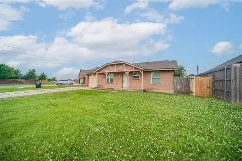 1105 Penn Ln, Moore, OK 73160