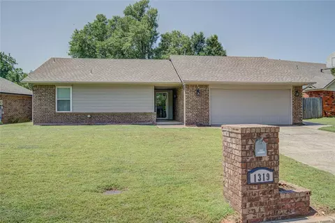 1319 Edinburg Dr, Yukon, OK 73099